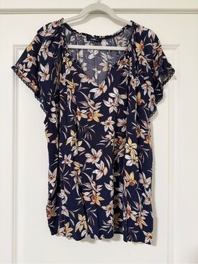 Angels Women’s 2X Navy Floral V-Neck Flutter Sleeve Blouse.  Gently used.